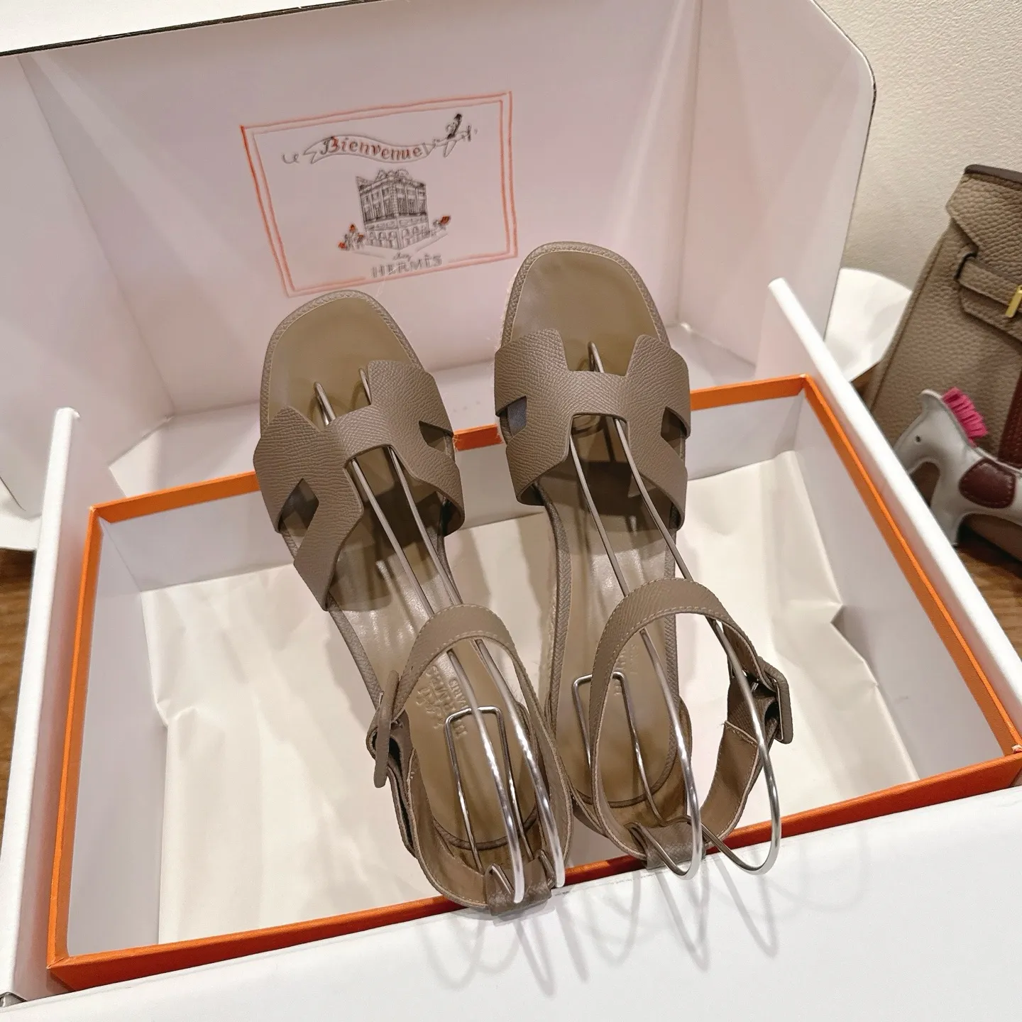 👟👟Ex-factory price 720👟👟 Hermes... a Eclair 2025 new color + popular series, the version is super positive, with a certain thickness, which makes the legs longer! Breathable, comfortable calfskin, spring and summer color matching, this item is both beautiful and comfortable! Channel supply code size: 35-39 can be ordered as 40.41 with airplane box ➕20
